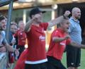 Bild: ref
Da jubelt die Bank des SSV Paulsdorf. Trainer Hans-Jürgen Plößel (rechts) nimmt's gelassen, dass seine Mannschaft den TSV Königstein am Freitagabend mit 3:1 bezwang.