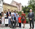 Bild: Petra Hartl
Der Titel des Alt-Landrats freut Dr. Hans Wagner (Mitte) natürlich sehr. Sein Nach-Nachfolger Richard Reisinger (rechts) verlieh ihm jetzt die Urkunde. Das Wichtigste sind Wagner aber seine Frau Irene (Zweite von rechts) und die vielköpfige Familie.