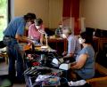 Bild: ds
Hier nehmen sich (von links) Max Sturzer und Ulrike Loos ein defektes Elektrogerät vor. Um die Formalitäten im Klima- und Repair-Café kümmert sich (im Hintergrund) Winfried Franz.