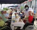 Bild: jzk
Richtig gut gehen ließen es sich die Seniorinnen und Senioren bei der Grillparty im Seniorenzentrum Haus Falkenstein.