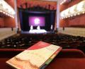 Bild: Wolfgang Steinbacher
Im Stadttheater Amberg haben Vertreter des Kulturreferats das Programmheft für die neue Spielzeit vorgestellt.