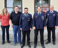 Bild: nib
Die beiden Kommandanten der Feuerwehr Högling, Stefan Brunner (Zweiter von rechts) und Hubert Meierhofer jun. (Dritter von rechts), wurden einstimmig in ihren Ämtern bestätigt. Es gratulierten (von links) Daniela Batzer, Bürgermeister Christian Ziegler und KBI Helmut Schatz.