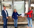 Bild: Katrin Falk/exb
Bürgermeister Hermann Falk, Kultur- und Tourismusbeauftragte Monika Reindl und Wanderbeauftragter Manfred Kindzorra präsentieren die QR-Codes für die Wanderwege.