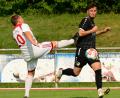 Bild: mhs
Der Arnschwanger Martin Gohel (links) versucht, Adrian Imeri vom 1. FC Schwarzenfeld zu bremsen.