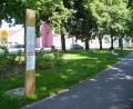 Bild: bjp
In der Bahnhofstraße pulsiert der Verkehr, im Professor-Dietl-Park laden außer Bäumen, Blumen und Bänken auch die zu den Sommerferien mit neuen Texten bestückten "Poesiebretter" zum Verweilen und Nachdenken ein.