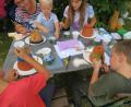 Bild: Schlehuber/exb 
Voller Eifer bastelten die Kinder Insektenglocken, die sie im elterlichen Garten aufhängen können.