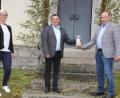 Bild: kro
1000 Euro übergaben Engelbert Träger (rechts) und Carolin Mayer vom Pfarrgemeinderat Hohenthan an Stadtpfarrer Konrad Amschl, der die Spende an die Aktion "Deutschland hilft" weiterleiten wird.