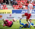 Bild: Matthias Balk/dpa
Das hätte das 2:0 für den SSV Jahn sein müssen: David Otto (weißes Trikot) scheitert an Schalke-Keeper Ralf Fährmann (links) und Verteidiger Victor Palsson.