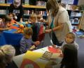 Bild: rn
Der kleine Drache Kokosnuss schaut zu, als die künftigen Erstklässler in der Stadtbibliothek mit Unterstützung von Karin Reul und Renate Schneider-Kaus (von rechts) Kleine-Drache-Kokosnuss-Schultüten basteln.
