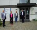 Bild: Stefan Malzer/Landratsamt Tirschenreuth/exb
Dr. Stefan Geyer (Dritter von links) und Dr. Susanne Seidl-Pillmeier sind die neue Führungsspitze des Gesundheitsamts. Dazu gratulierten Landrat Roland Grillmeier (links) und Walter Brucker, Leiter der Personalverwaltung.