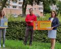 Bild: Annemarie Pösl/exb 
Wolfgang Dumm (Mitte) überreichte das Lesezeichen an Leonie Flachsmann (links) und Zweite Bürgermeisterin Martina Englhardt-Kopf (rechts).