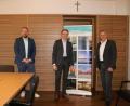 Bild: Stefan Malzer/Landratsamt Tirschenreuth/exb
Der neue Geschäftsführer des Vereins Oberpfalz-Marketing, Manuel Köppl (Mitte), stellt sich bei Landrat Roland Grillmeier (rechts) und Wirtschaftsförderer Volker Höcht vor.