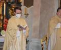 Bild: jr
Pfarrer Stefan Haimerl (rechts) war Hauptzelebrant und Prediger beim jüngsten Resl-Gebetstag. Begrüßt hatte die Gläubigen und den Gast in der Konnersreuther Pfarrkirche Neupriester Bastian Neumann.