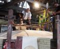 Bild: Eger
Hütten-Eigentümer Rainer Schmitt (Mitte) setzte mit Hilfe von Ofenbaumeister Bernhard Kraus (links) den letzten Stein in den sanierten Büttenofen ein. Polier Sven Dietz sprach die bei einer solchen Fertigstellung üblichen Worte.