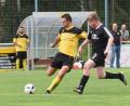 Bild: gb
Der FC Tirschenreuth II besiegte den TSV Konnersreuth II mit 5:2. Hier zieht der dreifache Torschütze Elias Bader (gelbes Trikot) vor Simon Patzina ab.