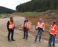 Bild: Portner
In Teilen ist das neue Niveau der Staatsstraße zwischen Gaisthal und Schönsee hergestellt. Im Tal des Agnesbaches trafen sich Projektleiter Eduard Gleich (von links) und Manfred Dirscherl (Bauüberwachung) vom Staatlichen Bauamt Amberg-Sulzbach mit Bauleiter Matthias Vogl und Polier Norbert Betz.