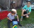 Bild: do
Der neunjährige Jonas König (rechts) spendete über den Verein „Sonnenblicke Nordoberpfalz“ 300 Euro an seinen Freund Tim Stich. Das Geld ist für die behindertengerechte Einrichtung des Kinderzimmers gedacht.