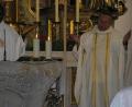 Bild: öt
Pfarrvikar Chinedu Paul Ezenwa (links) zelebrierte mit Pfarrer Josef Waleszczuk (rechts) am Samstag anlässlich seiner Verabschiedung aus Neusorg in der Pfarrkirche Patrona Bavariae den Vorabendgottesdienst.