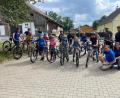 Bild: fz
On Tour. 14 Kinder starteten mit ihren Begleitern in zwei Gruppen zur Bausch-Kapelle und Heiligen Staude.