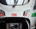 Symbolbild: Bernd Thissen/dpa
Das Logo der Deutschen Bahn ist auf der Front eines ICE zu sehen.