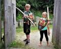Bild: ubb
Peter (10) und Vera (8) haben sich nach dem Besuch im den Geschichtspark Bärnau mit ihrer Mama im dortigen Souvenirladen mit Spielzeugwaffen eingedeckt.
