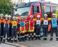 Bild: u
Zwei Gruppen der Feuerwehr absolvierten erfolgreich die Leistungsprüfung (von links): Kreisbrandmeister Marco Weiß, Nico Schuminetz, Christoph Erras, Patrick Groher, Sebastian Braun, Thomas Wittmann, Daniel Brearley, Marco Schuminetz, Bernhard Meyer, Felix Hiemer, Albert Sterk, Vize-Kommandant Claus Meyer, Kommandant Sebastian Jasinsky und Schiedsrichter Horst Kellner.