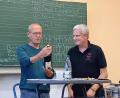 Bild: lrh
Vorsitzender Reinhard Scharf (links) freut sich über ein kleines Geschenk seines Stellvertreters Alexander Roth.