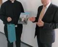 Bild: kod
Vorsitzender Elmar Pilz (rechts) überreichte dem scheidenden Präses Daniel Fenk Geschenke und wünschte damit gute Erinnerungen an die Kaplanszeit.