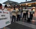 Bild: Roberto Pfeil/dpa
Mitglieder der Gewerkschaft der Lokführer (GDL) stehen mit einem Schild mit der Aufschrift «Dieser Betrieb wird bestreikt!» auf einem Bahnhofsvorplatz.