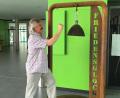 Bild: ihl
Günter Kohl läutet die Friedensglocke. Sie steht in der Aula des Beruflichen Schulzentrums und besteht aus dem Kopf einer Fliegerbombe aus dem Zweiten Weltkrieg.