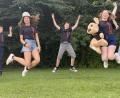 Bild: fks
Trotz technischer Probleme freuten sich die Jugendrotkreuzler aus Erbendorf mit ihrer Gruppenleiterin Monika Stahl (rechts) über den vierten Platz beim Landeswettbewerb 2021 des Jugendrotkreuzes.