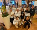 Bild: Oberpfalz Marketing / Cindy Michel/exb
Die Preisträger des Ideenwettbewerbs "opf.rocks 2020". Lehrer Fabian Götzl (stehend, rechts) und seine 10. Klasse vom Gymnasium Eschenbach gewannen in der Kategorie "Soziales und Ehrenamt".