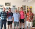 Bild: mab
Nach acht Jahren als Abteilungsleiter der Sparte Tennis im FC Schwarzenfeld gab Wolfgang Laahts (Mitte) sein Amt in jüngere Hände ab. Der neue Vorsitzende Dennis Stangl und seine Vertreterin Christin Hesker (links und rechts von ihm) dankten für seine Vorstandsarbeit. Franz Weiß (links) und Werner Cyganek (rechts) ließen Stationen seines Wirkens Revue passieren.