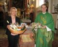 Bild: Pfarramt Wondreb/exb
Mit einem Luftbild der Pfarrkirche und einem Korb mit regionalen Spezialitäten bedankte sich Pfarrgemeinderatssprecherin Bettina Schmid bei Kaplan Daniel Fenk.