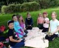 Bild: Stadt Bärnau/exb
Bei der Kräuterwanderung im Geschichtspark wurde den Kindern auch erklärt, was bei Husten oder Insektenstichen helfen kann.