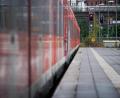 Symbolbild: Julian Stratenschulte
Eine leere Bahn steht an einem Bahnhof. Die Gewerkschaft Deutscher Lokomotivführer (GDL) hat ihren Streik bei der Deutschen Bahn am frühen Montagmorgen auch auf den Personenverkehr ausgeweitet.