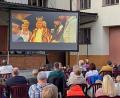Bild: CSU Auerbach/exb
Rund 100 Zuschauer genossen den Film „Jim Knopf und Lukas der Lokomotivführer“ im Neumühlhof in Auerbach.