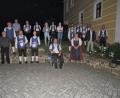 Bild: adj
Die langjährigen Aktiven der Jugendblaskapelle Parkstein erhalten Auszeichnungen. 45, 50 und 60 Jahre widmen sich Rainer Lukas (hinten, Siebter von links), Dieter Hundhammer (vorne, sitzend)., Konrad Steiner (hinten, Dritter von links), Werner Kippes und Rudolf Trescher (Vorne, Zweiter und Dritter von kinks) der Freude an der Musik. Josef Ferstl (Zweiter von rechts) Vorsitzende Gisela Weß (vorne, rechts) und Dirigent Alfons Steiner (Zweiter von links) gratulieren.