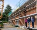 Bild: le
Stippvisite von Baudirektor Albert Dischinger und Regierungsamtsfrau Alexandra Stetzuhn von der Regierung der Oberpfalz beim Flosser Bauverein auf der Baustelle in Plankenhammer/Steinleite. Dort entstehen zehn barrierefreie Mietwohnungen.