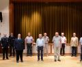 Bild: flt
Kommandant Christian Zölch, stellvertretender Vorsitzender Felix Weiser und Vorsitzender Florian Trißl (von links) dankten zusammen mit Pfarrer Thomas Thiermann (rechts) und Drittem Bürgermeister Hans Klupp (vierter von rechts) den langjährigen Mitgliedern.