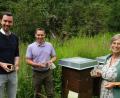 Bild: Hirsch
Dritte Bürgermeisterin Marion Juniec-Möller, Imker Georg Schwarz und der Leiter des Tourismusbüros, Johannes Lohrer (von rechts), präsentierten an den Bienenstöcken auf dem Weinberg den neuen "Schwandorfer Stadthonig".