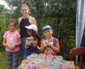 Bild: Annemarie Winklhofer/exb
Die Kinder besuchten im Zuge des Ferienprogramms den Imkerverein Schwarzenfeld.