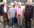 Bild: ibj
Zusammen mit seiner Frau Irmgard freut sich Karl Novak (Mitte) über die Glückwünsche von Pfarrer Hans-Peter Heindl, Zweitem Bürgermeister Georg Götz und Seniorenkreismitarbeiter Erich Freisinger (von rechts).