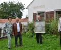 Bild: dob
Monika und Markus Niederhofer aus Neuburg an der Donau (links) übergaben an Bürgermeister Andreas Wutzlhofer und HAK-Vorsitzendem Heiner Aichinger (von links nach rechts) den Planungsentwurf zum Vohenstraußer Rathaus, den Architekt Heinrich Hauberrisser entwarf.