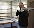 Bild: ubb
Um den Besuchern die Funktion und den Nutzen der Handfeuerwaffen von damals zu erklären, nimmt Hans Rösch diese 4,5 Kilogramm schwere Steinschlossflinte in die Hand. Um das wertvolle Exponat zu schonen, zieht er extra Handschuhe an.
