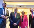 Bild: Sparkasse Schwandorf/exb
Nach der Verabschiedung des bisherigen Vorstandsmitglieds zeigt das Bild (von links) Landrat Thomas Ebeling, Wilfried und Christine Bühner und Vorstandsvorsitzenden Werner Heß.