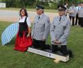 Bild: ral
Ganz der Tradition folgend, haben sich die Bittsteller aus Schmidgaden hin gekniet, um ihr Begehr vorzutragen. Das Bild zeigt (von links) Schirmherrin Anna Dobler, Festleiter Johann Ries und Vorsitzenden Franz Probst