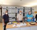 Bild: nis
Im Archiv der Gemeinde Tiefenbach dankte Bürgermeister Ludwig Prögler Karl-Heinz Schröpfer, der die Unterlagen zur geplanten Bahntrasse an die Archivare Richard Bierl und Bruno Servi übergab.