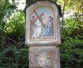 Bild: aun
Eine der 14 restaurierten Stationen des Kreuzwegs, der von Utzenhofen auf den Schwärzberg zur dortigen Lourdesgrotte führt.