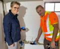Bild: nza
Bürgermeisterin Marion Höcht und Bauhofleiter Volkmar Sirtl freuen sich, dass bereits über 450 neue Wasseruhren in Betrieb gegangen sind.